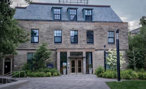 Facade of the J. Robert S. Prichard Alumni House of University of Toronto 库存照片