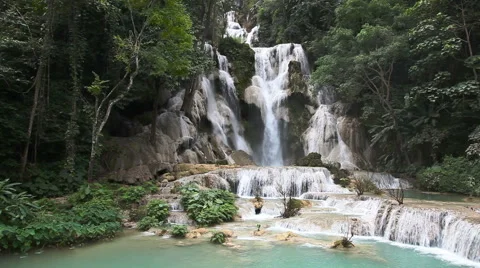 Facade of Kuang Si waterfall 库存影片 59305236