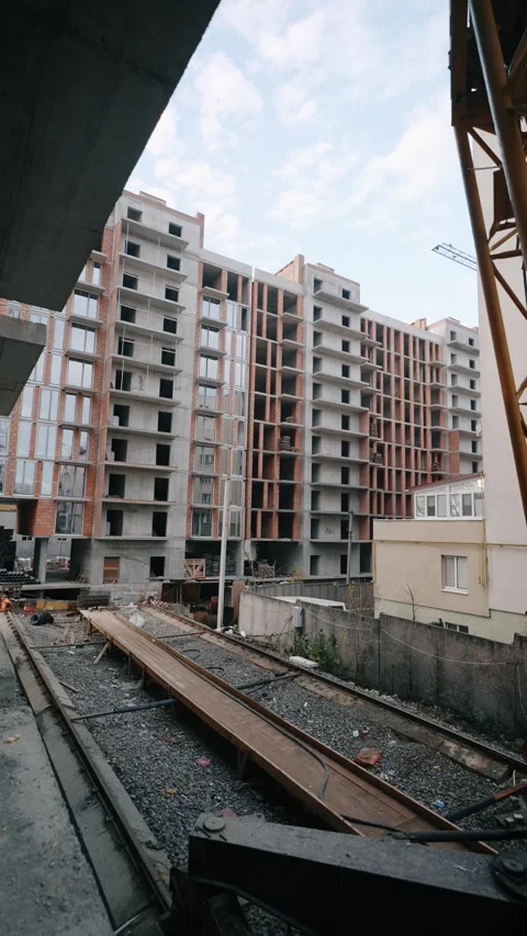 Facade of a large new building under construction. Vídeos de archivo 327937811