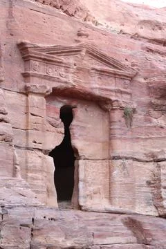 Facade of the Lion Triclinium at the trailhead to the Monastery, ad deir, Pet Foto stock
