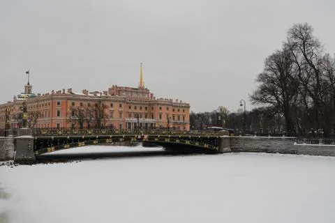 The facade of the Mikhailovsky (engineers') castle and the river Moika in Sai Foto stock