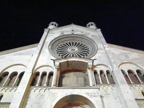 Facade of the Modena cathedral 库存照片