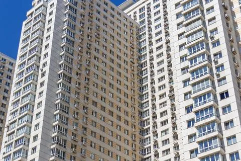 Facade of a multi-storey modern building. Typical city development. Foto stock