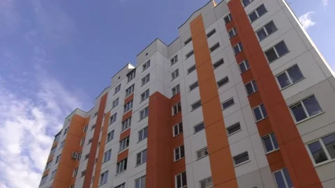 Facade of a multi-storey panel house the blue sky and clouds Video stock 98122208