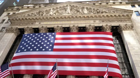 Facade of the New York Stock Exchange with American Flag. Stock Footage 333813402