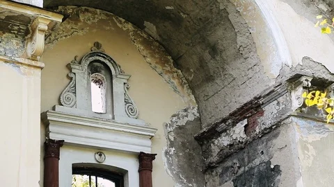 The facade of the old destroyed brick building with broken windows in the Vídeos de archivo 110438114
