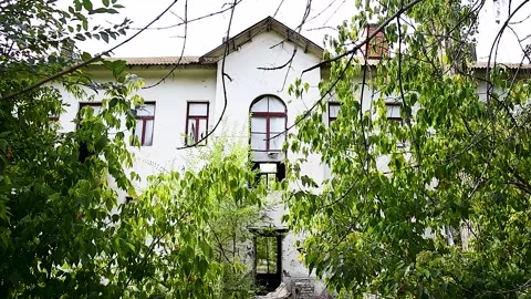 Facade of the old dilapidated house Видео 221350217
