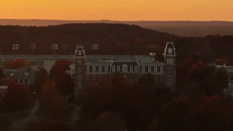 Facade Of Old Main Building In The University Of Arkansas Campus At Dusk. Vídeos de archivo 259715170