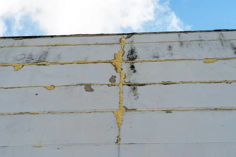 The facade of a panel house, the joints between the panels are filled with mo Foto stock