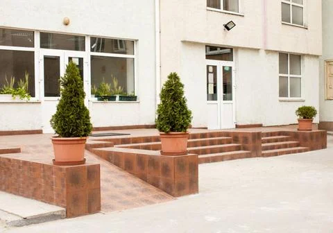 Facade of the school building with the flag Front entrance of school build... Fotos de archivo