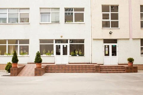 Facade of the school building with the flag Front entrance of school build... Fotos de archivo