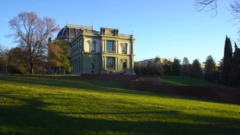 Façade sud du Musée Ariana au petit matin, avec l'oeuvre de Jacques Vidéo 123661662