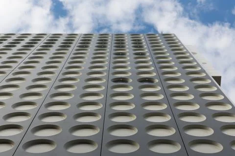 Facade with a symmetrical pattern of a modern office building Foto stock