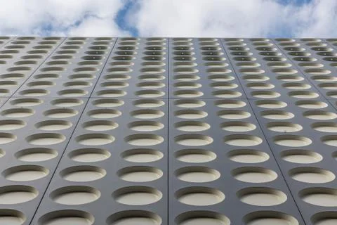 Facade with a symmetrical pattern of a modern office building Foto stock
