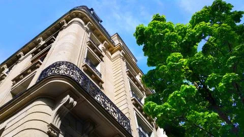 Facade of typical building in Paris Stock-Fotos