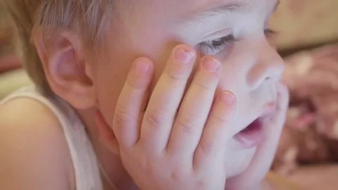 Face and eyes close-up of a small child. Evening time. The light reflection in Vidéo 82172538