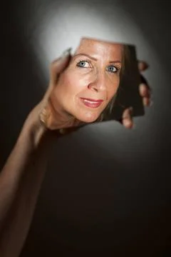 Face in the broken mirror Mirror image of the face of a middle-aged blonde... Stock-Fotos