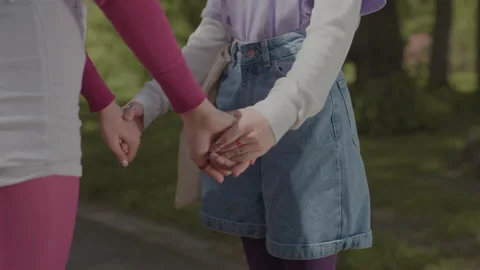 A face-to-face conversation about two candid teenagers. Vídeo Stock 166249285