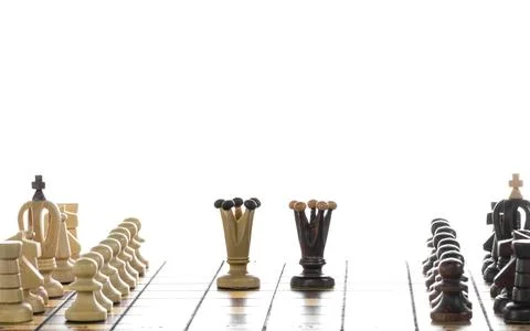 Face to face - two queen. Close up of chess pieces on board, isolated on wh.. Foto stock