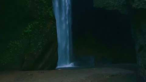 Face to face with a waterfall Video stock 310298560