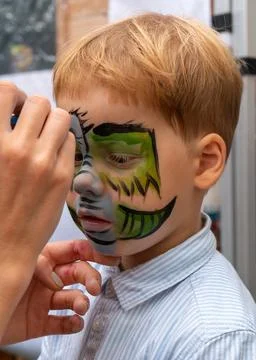 The face of a little boy with a pattern on his face. Foto stock