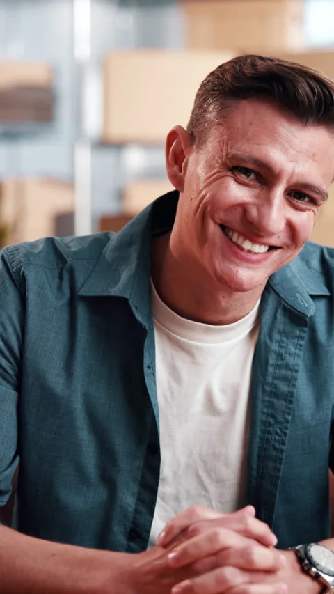Face, man and ecommerce at small business with smile, logistics and procurement Vidéo 342313410