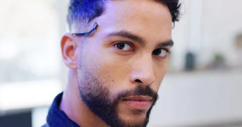 Face, man or microchip on head for brain science, futuristic neurology or Foto stock