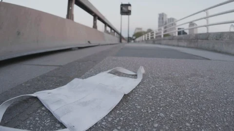 Face mask on Waterloo bridge 스톡 동영상 129061054