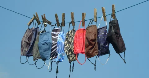 Face masks drip drying in a breeze. Vídeo Stock 139305476