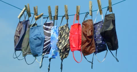 Face masks (re-usable) drip drying in the breeze on a washing line. Vídeos de archivo 139302319
