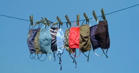 Face masks (re-usable) drying in a breeze on a washing line. Vídeo Stock 139308029