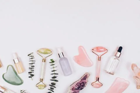 Face rollers, massager guasha scraper, eucalyptus and natural stones. Foto stock