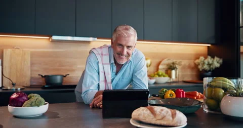 Face, senior man or cooking on tablet for recipe method, dinner tutorial or Stockbeeldmateriaal 301312051
