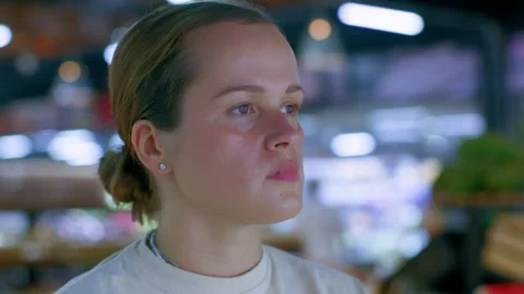 A face without makeup selects goods in the refrigerator, the eyes look at the Видео 262549185