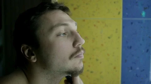 The face of a young guy who shaves stubble on the opposite cheek, close plan Stock Footage 102673950