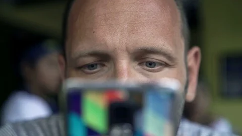 Face of young man with smartphone, 4K Vídeo Stock 71370109