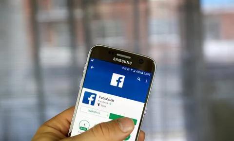 Facebook android app on Samsung S7 Stock Photos