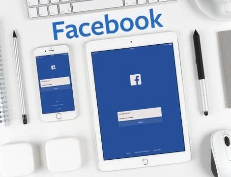Facebook application on the iPhone and iPad display Stock-Fotos