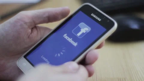 The Facebook application takes a very long time to load 스톡 동영상 106630566