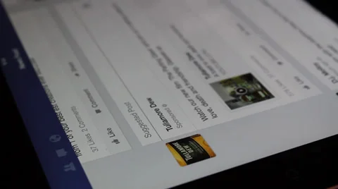 Facebook on iPad Vídeo Stock 33729589