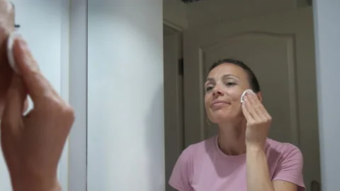 Facial cleansing. 動画素材 232960206