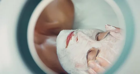 Facial Treatment Procedure at a Spa 動画素材 323601310