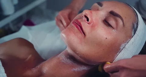 Facial Treatment Procedure in a Spa Setting 스톡 동영상 323605534