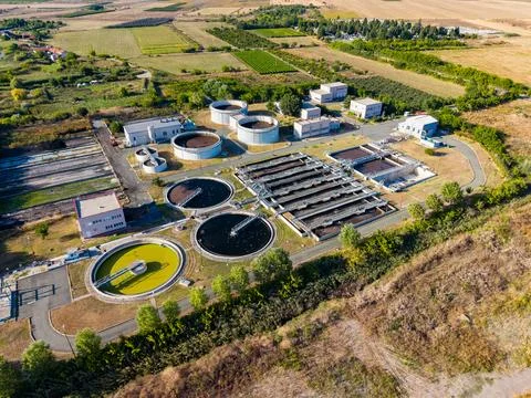 The facility processes and cleans water using large tanks and equipment. It i Fotos de archivo