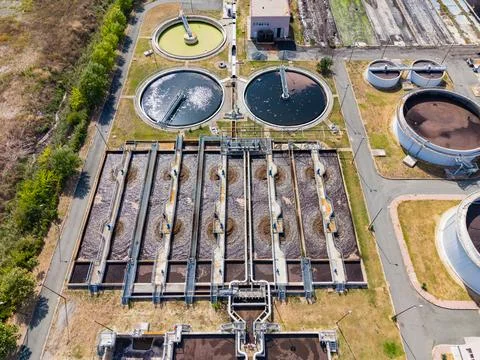Facility shows multiple circular and rectangular ponds used for water treatme Stock-Fotos