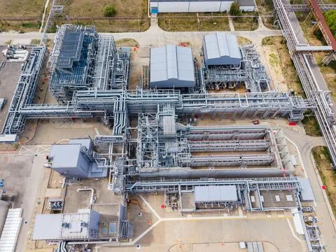 Facility shows a network of pipes and buildings during the day at a manufac.. 스톡 사진