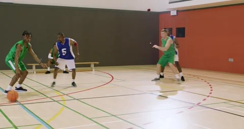 Facing defender, man in green jersey crossing over, driving, passing jumper Vídeo Stock 343238630