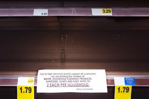 Facing Shortages While Shopping During an Epidemic for Toilet Paper and Supplies Foto stock