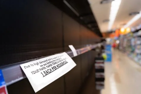 Facing Shortages While Shopping During an Epidemic for Toilet Paper and Supplies Foto stock