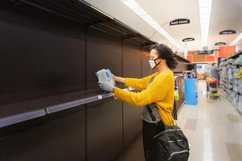Facing Shortages While Shopping During an Epidemic for Toilet Paper and Supplies Foto stock